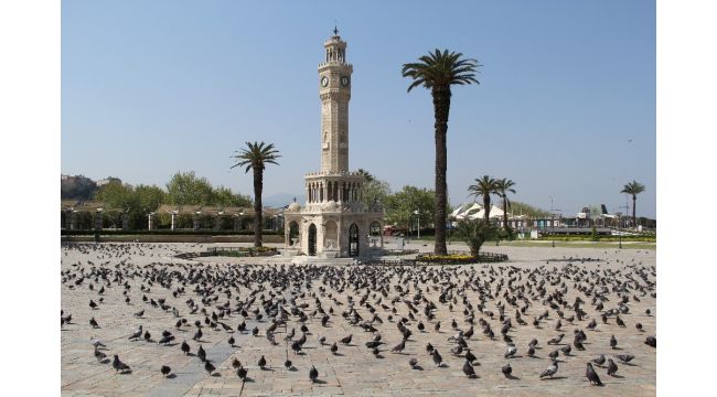 İzmir'de meydanlar güvercinlere kaldı