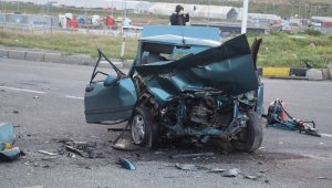 İzmir'de korkunç kaza! Kamyon ile otomobil çarpıştı: 1 ölü