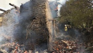 İzmir'de korkutan yangın! Alevler bitişik yapılara da sıçradı!