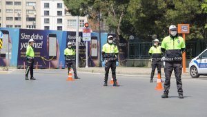 İzmir'de sokağa çıkma kısıtlamalarına uymayan bin 467 kişiye 2 milyon 918 bin lira ceza kesildi