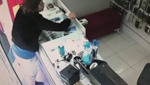 İzmir'de sokağa çıkması yasak olan çocuk hırsızlık yaparken kameralara yakalandı