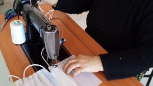 Karaburun’da örnek dayanışma: Erkekler erzağa, kadınlar maske dikimine