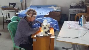 Karaburunlu kadınlar maskenin ardından önlük üretiyor