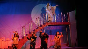 Karşıyaka Belediye Tiyatrosu’ndan sanatseverlere müjde! Tiyatro perdeleri artık evlerde açılıyor!