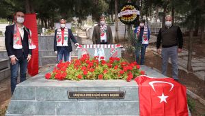 Karşıyaka'da Kadızade Zühtü Işıl kabri başında anıldı