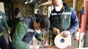 Konak’ta atölyeler coronavirüse karşı siperlik üretiyor