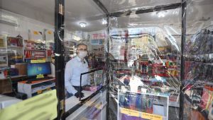 Korona virüse karşı dükkânına özel steril müşteri bölmesi yaptı