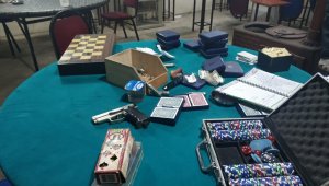 Korona virüsü hiçe sayıp metruk binada kumar oynadılar