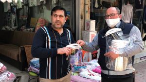 Menemen Belediyesi'nden esnafa korona önlemi! Esnafa maske ve siperlik dağıtıldı