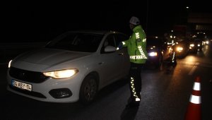 Polis ekipleri uygulama noktaları kurdu; İzmir'e giriş çıkışlar yasaklandı