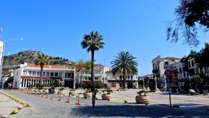 Sokağa çıkma yasağı Çeşme'de meydanları boş bıraktı