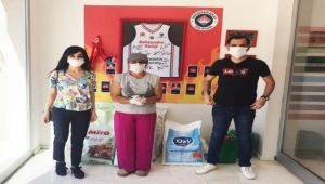 Bağış toplayan öğrenciler sokak hayvanlarını unutmadı