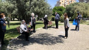 Balçova Belediyesi'nden 65 yaş ve üstüne maske ve çiçek hediyesi