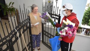 Balçova'da her anneye çiçek ve maske