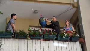 Balkondan sepet sarkıtarak bayram kutladılar