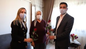 Başkan Kayalar'dan tüm annelere karanfil ve gül