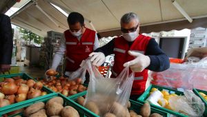 Bayraklı Belediyesi COVİD-19 günlerinde vatandaşı yalnız bırakmıyor