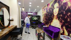 Bayraklı'da berberler ve parklar normalleşme sürecine hazır