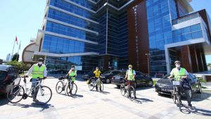 Bayraklı'da salgınla mücadeleye bisikletli destek! Evden çıkamayanlara bisikletli servis