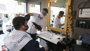 Buca’daki kuaförler pandemi mesaisine hazır, ilk siftah Başkandan