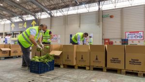 Büyükşehir'in yardım paketleri büyüyor! Gıda paketlerine 3 bin marul eklendi!