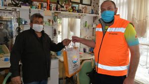 Çiğli’de berber ve kuaförlere hijyen setleri dağıtılmaya başlandı