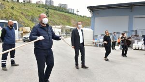 Çiğli'de Fırça Saplarıyla Sosyal Mesafeli 1 Mayıs Halayı