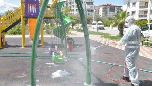 Çiğli'deki parklarda dezenfeksiyon çalışmaları yoğunlaştı