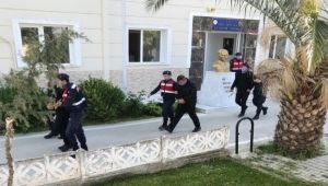 Evine girip ellerini ve ayaklarını bağlamışlardı... 2'si tutuklandı