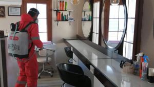 Foça'da berber ve kuaför salonları dezenfekte edildi!