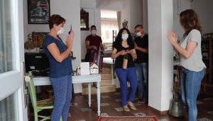 Foça'da sağlık çalışanına alkışlı uğurlama