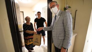 Gaziemir Belediyesi’nden 65 yaş üstü vatandaşlara tatlı sürpriz