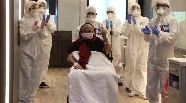 İzmir'de 92 yaşındaki Koronavirüs hastası alkışlarla taburcu oldu