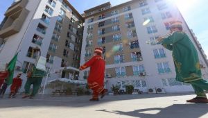 İzmir'de karantina süresi tamamlananlar Mehter Marşı ve fidanlarla uğurlandı