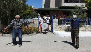 İzmir'de sokak sevinci! Zeybek de oynadılar, top da