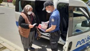 İzmir polisi yaşlılara refakat etti, sokakta maske dağıttı