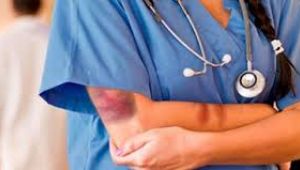 İzmir Tabip Odası'ndan sağlık çalışanına tehdit üzerine açıklama: Koronavirüs günlerinde şiddet durmuyor