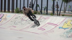 İzmir'de 20 yaş altı gençler kısıtlamaya verilen aranın keyfini çıkardı