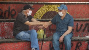 İzmir'de 65 yaş ve üstü vatandaşlar parklarda nefes buldu