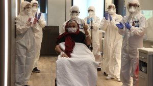 İzmir'de 92 yaşındaki Covid-19 hastası alkışlarla taburcu oldu