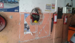 İzmir'de filmlere konu olacak hırsızlık: Duvarları delip eczaneye girdiler