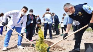 İzmir'de kahraman sağlık çalışanlarının adına hatıra ormanı oluşturuldu