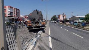 İzmir'de korkutan kaza! Zift yüklü kamyon ile otomobil çarpıştı: 2 yaralı