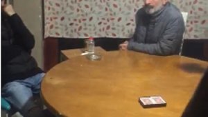 İzmir'de kumar partisine polis baskını: Dolabın içinde saklanırken yakalandı