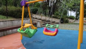 İzmir'de yağmur yağdı, çocuklar iznin keyfini çıkaramadı