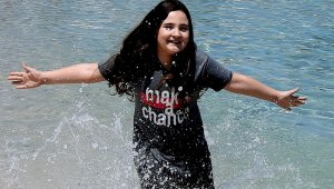 İzmir'in ünlü tatil merkezinde plajlar tıklım tıklım doldu