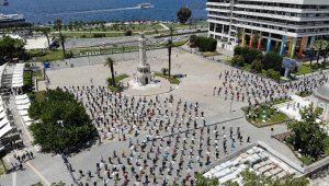 İzmirliler cuma namazını Konak Meydanı'nda kıldı