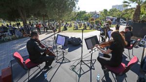 Karşıyaka bayram coşkusunu büyükleri ile birlikte yaşadı! 65 yaş üzeri vatandaşlara bayram konseri