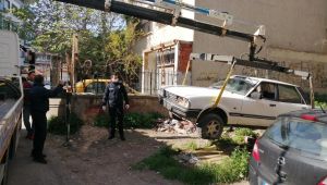 Karşıyaka'da 'hurda araç' sorununa neşter vuruldu