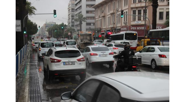 Kısıtlamanın ardından İzmir'de ilk iş gününde yoğun trafik